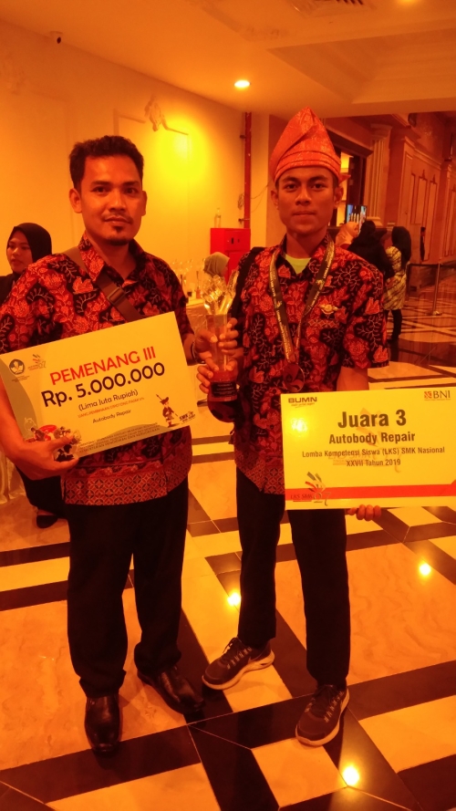 Juara 3 Bidang lomba auto body repair, LKS 2019 tingkat NAsional di Yogyakarta